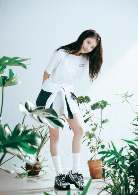 아이유 심층 덕질! 재산부터 결혼, 이종석, 나이, 사주, 옆모습, 화보와 발까지